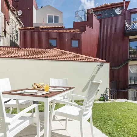 Lovelystay - Caldeireiros Garden Little House *